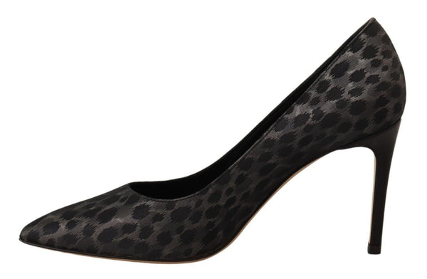 Tacchi eleganti in pelle nera con stampa leopardo