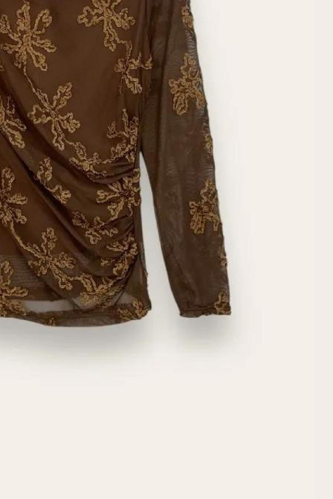 LOVEme Maglietta in tulle con ricamo in ciniglia e drappeggio sul fianco