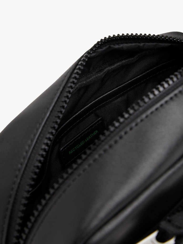 TOMMY JEANS TJM LINEAR LEATHER WASHBAG