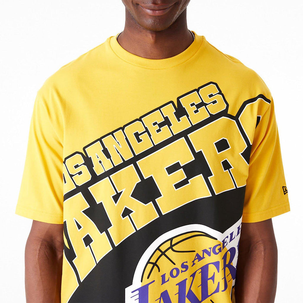 NEW ERA NBA LARGE WRDMRK OS TEE LOSLAK  AGD