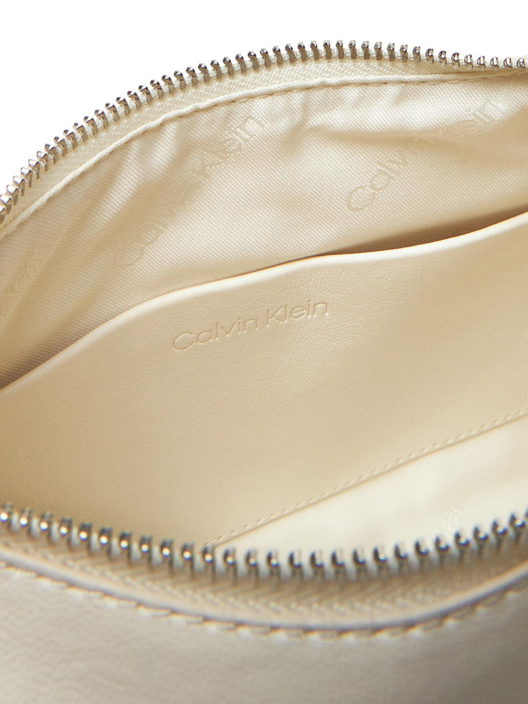 CALVIN KLEIN HARDWARE STRAP MEDIUM CROSSBODY