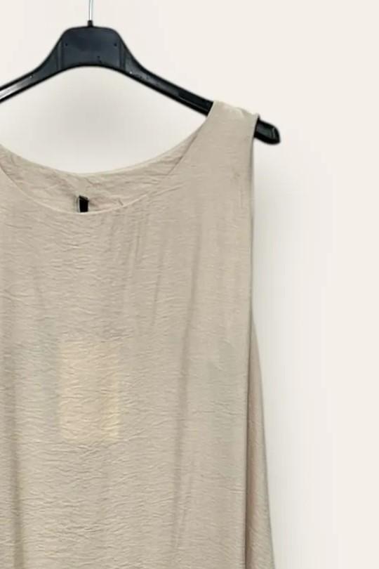 LOVEme Abito svasato smanicato in viscosa goffrata