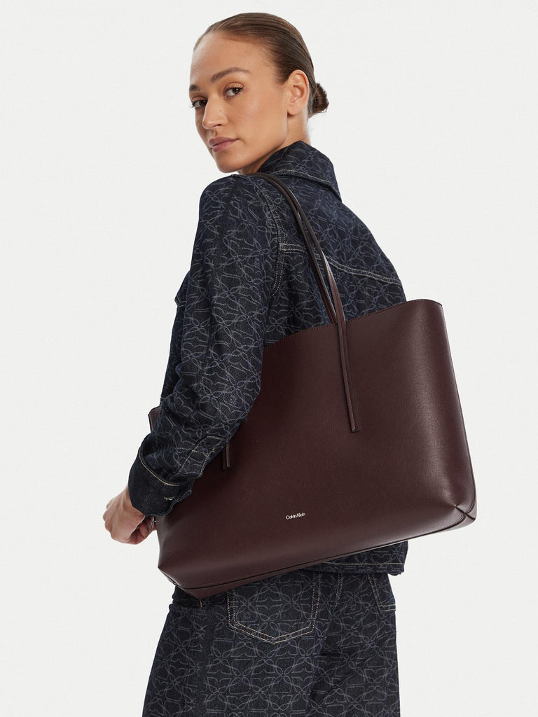 CALVIN KLEIN FOIL LOGO TOTE W/POUCH