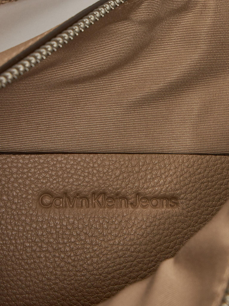 CALVIN KLEIN JEANS ULTRALIGHT SHOULDER BAG