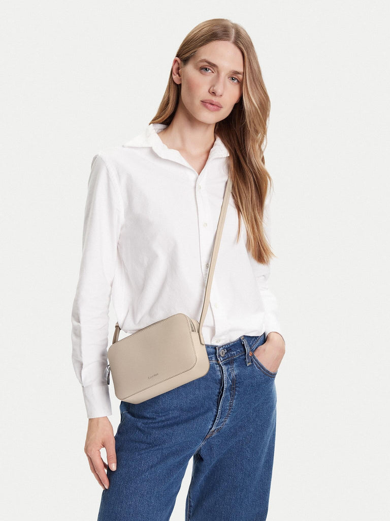 CALVIN KLEIN FOIL LOGO ELONGATED CAMERA BAG