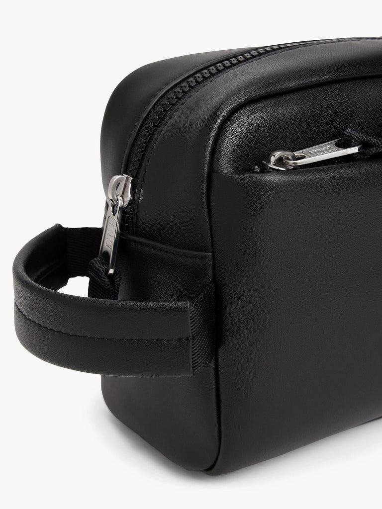 TOMMY JEANS TJM LINEAR LEATHER WASHBAG