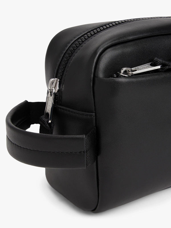 TOMMY JEANS TJM LINEAR LEATHER WASHBAG