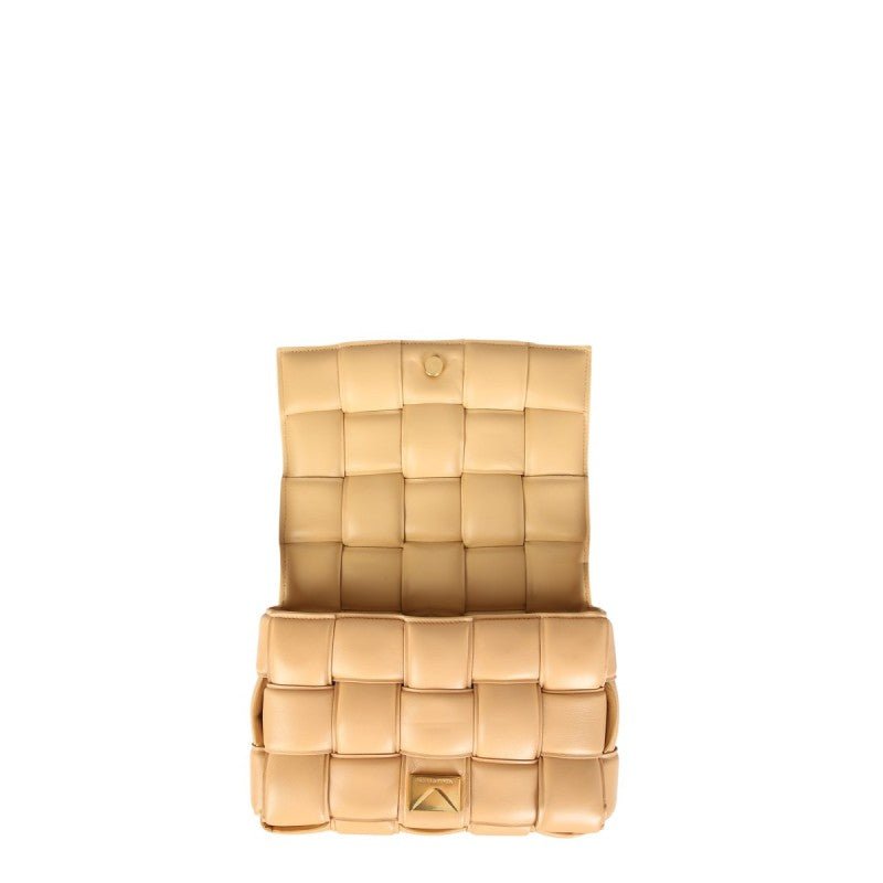 Bottega Veneta – Padded Cassette Bag in pelle intrecciata color nude