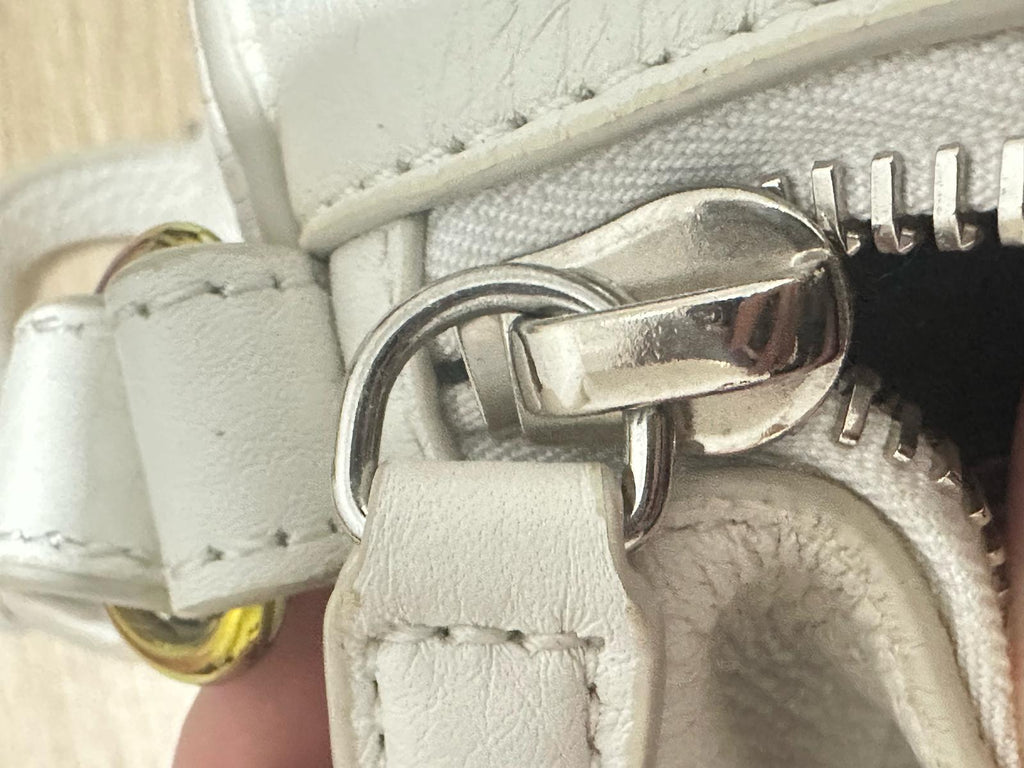 Alexander Wang Rocco Bag in pelle martellata bianca con borchie iridescenti