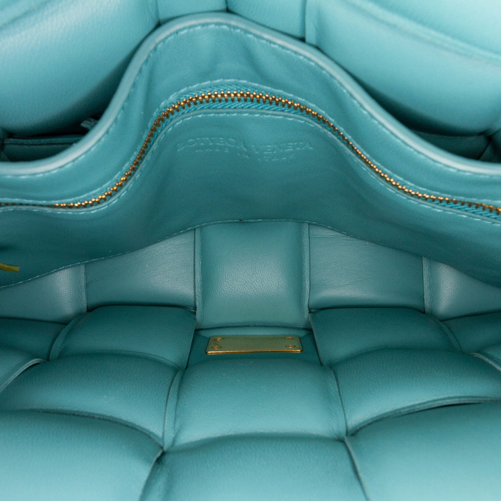 Bottega Veneta – Padded Cassette in pelle nappa blu con catena dorata – 18 x 26 x 6 cm