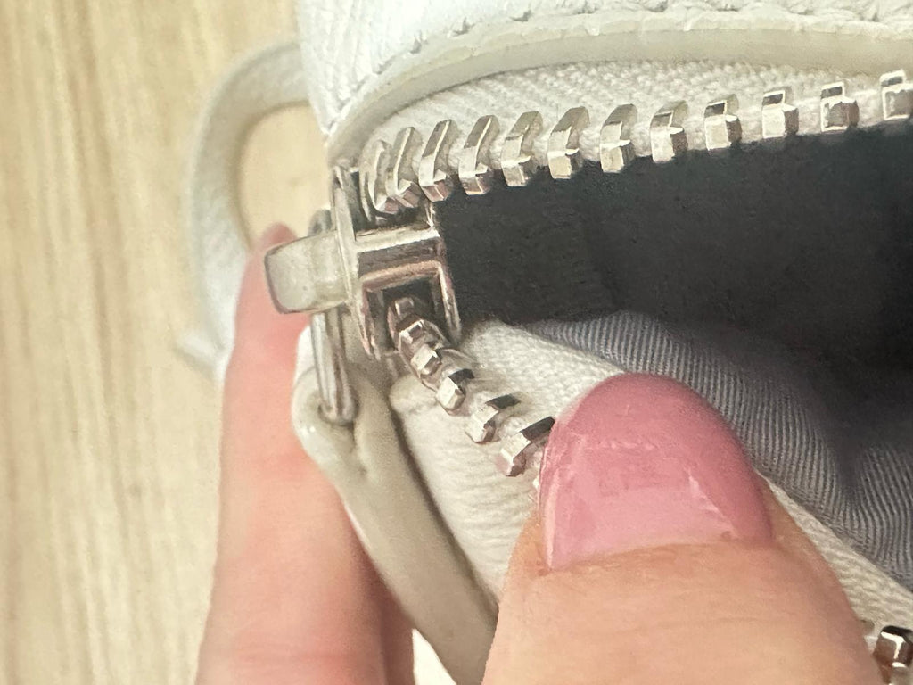 Alexander Wang Rocco Bag in pelle martellata bianca con borchie iridescenti